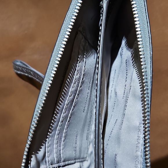 Michael Kors Guesset Metallic Silver Embossed Snakeskin Wristlet Bag Jet Set - Picture 4 of 4